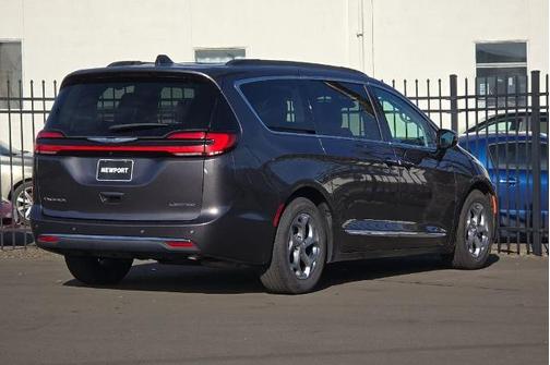 Granite Crystal Clearcoat Metallic 2023 Chrysler Pacifica LIMITED