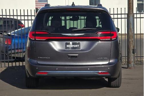 Granite Crystal Clearcoat Metallic 2023 Chrysler Pacifica LIMITED