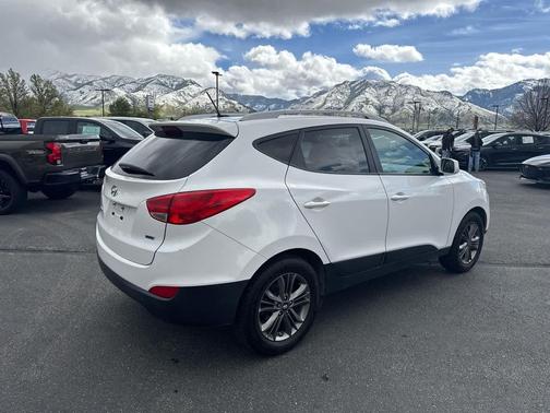 Winter White Solid 2015 Hyundai TUCSON SE