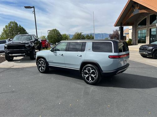 2024 Rivian R1S Adventure