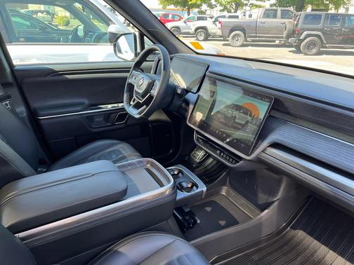 2024 Rivian R1S Adventure