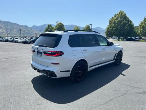 2023 BMW X7 M60i