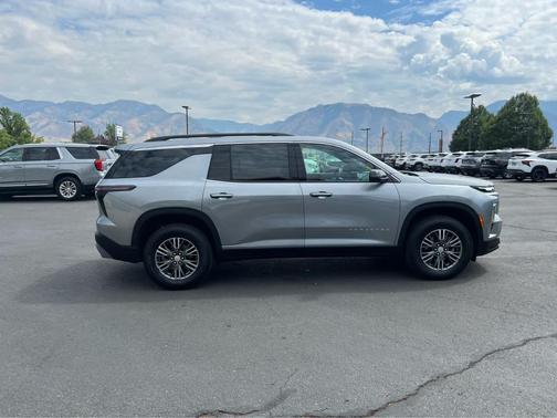 2024 Chevrolet Traverse LT