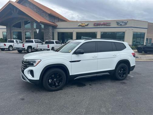 Pure White 2025 Volkswagen Atlas 2.0T Peak Edition