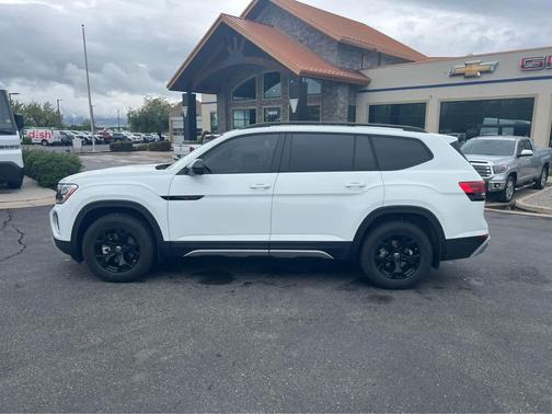 Pure White 2025 Volkswagen Atlas 2.0T Peak Edition