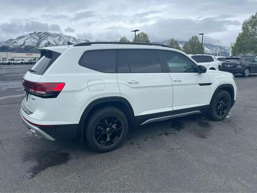 Pure White 2025 Volkswagen Atlas 2.0T Peak Edition