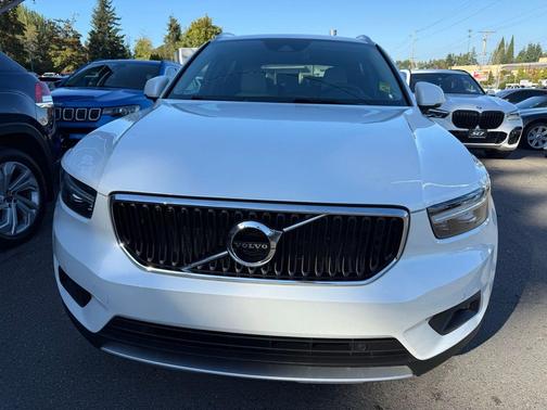 2022 Volvo XC40 T5 Momentum