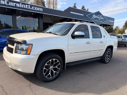 White Diamond Tricoat 2013 Chevrolet Avalanche LTZ
