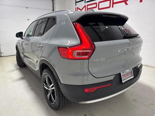 2025 Volvo XC40 B5 Core Bright Theme
