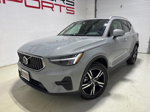 2025 Volvo XC40 B5 Core Bright Theme