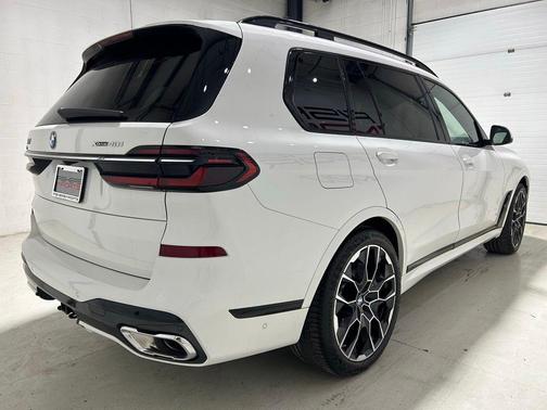 Alpine White 2024 BMW X7 xDrive40i