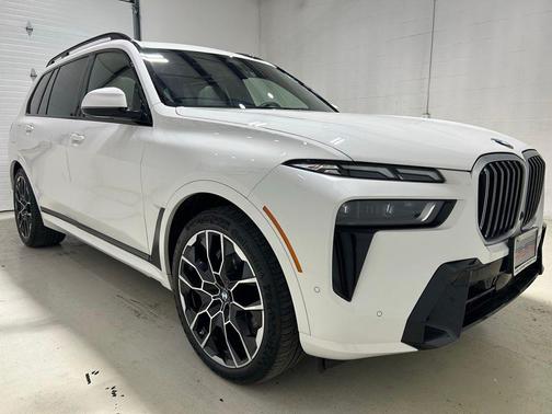 Alpine White 2024 BMW X7 xDrive40i