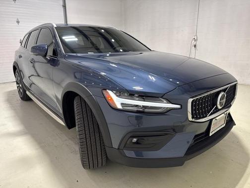 2025 Volvo V60 Cross Country B5 Ultra