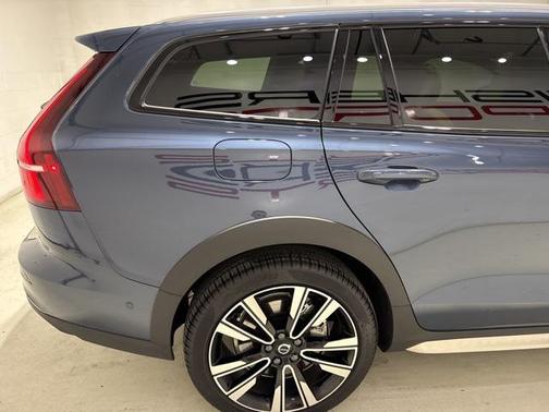 2025 Volvo V60 Cross Country B5 Ultra