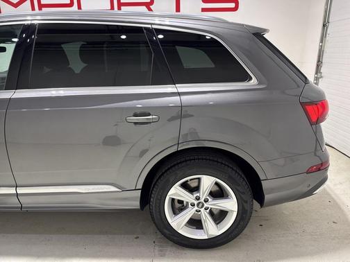 2023 Audi Q7 45 Premium Plus