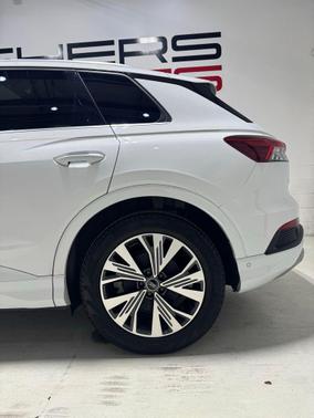 Glacier White Metallic 2023 Audi Q4 e-tron Premium Plus 40 RWD