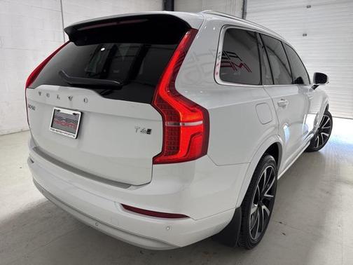 2022 Volvo XC90 T6 Momentum