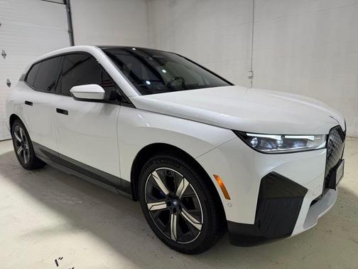 Mineral White Metallic 2023 BMW iX xDrive50