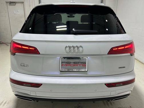 Glacier White Metallic 2023 Audi Q5 45 S line Premium