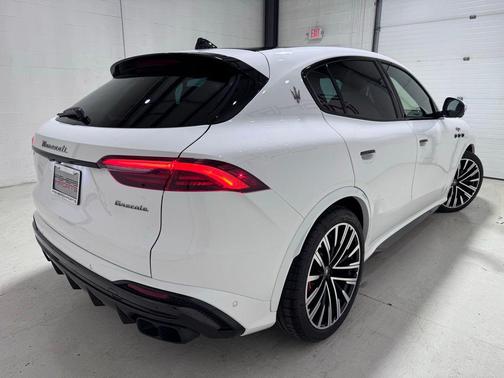 Bianco 2024 Maserati Grecale Trofeo