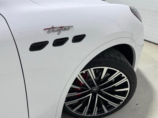 Bianco 2024 Maserati Grecale Trofeo