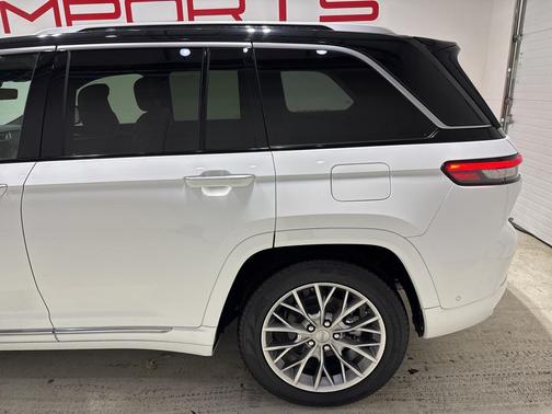 2022 Jeep Grand Cherokee Summit