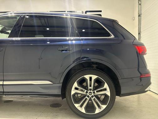 Waitomo Blue Metallic 2023 Audi Q7 55 Premium Plus