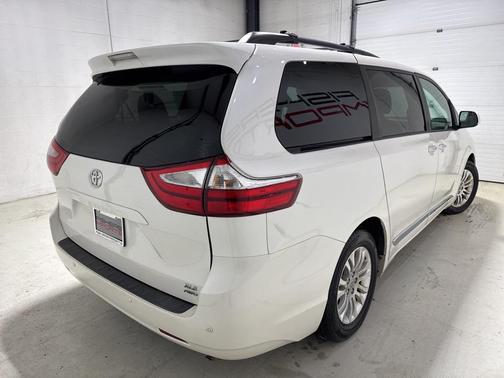2017 Toyota Sienna XLE