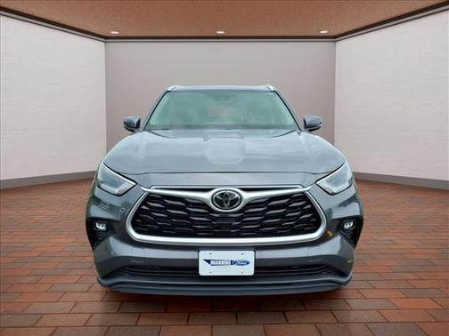 Magnetic Gray Metallic 2022 Toyota Highlander XLE