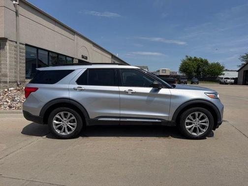 Silver Metallic 2022 Ford Explorer XLT