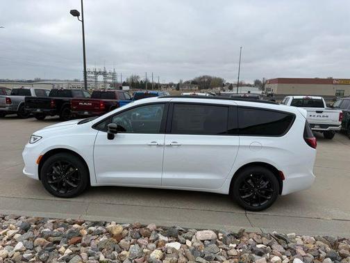 2026 Chrysler Pacifica Select AWD
