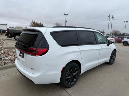 2026 Chrysler Pacifica Select AWD