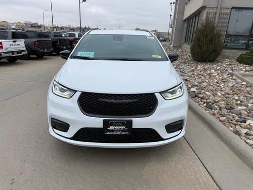 2026 Chrysler Pacifica Select AWD