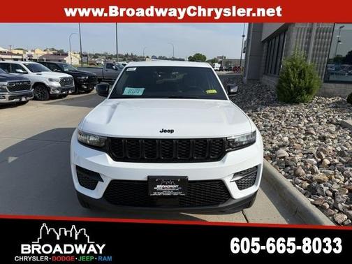 2025 Jeep Grand Cherokee Laredo