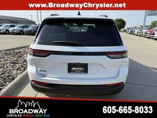 2025 Jeep Grand Cherokee Laredo