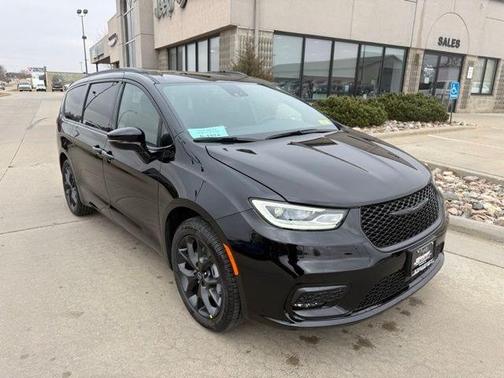 Diamond Black 2026 Chrysler Pacifica Select AWD