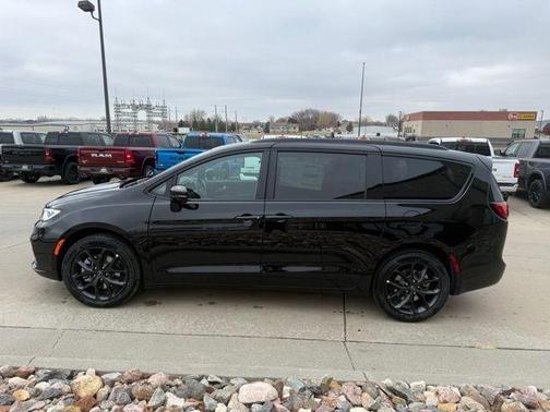 Diamond Black 2026 Chrysler Pacifica Select AWD