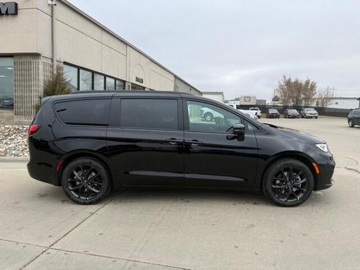 2026 Chrysler Pacifica Select AWD