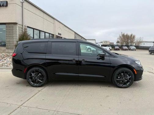 Diamond Black 2026 Chrysler Pacifica Select AWD