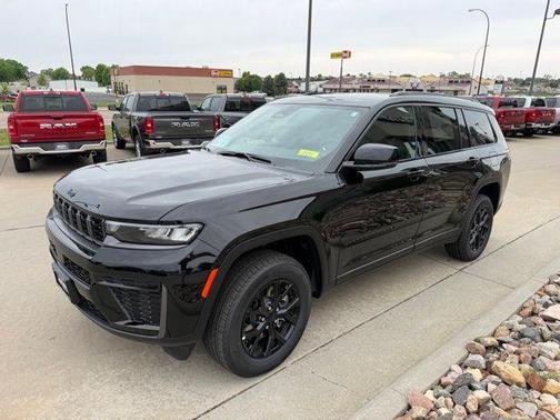 Diamond Black 2026 Jeep Grand Cherokee L Laredo