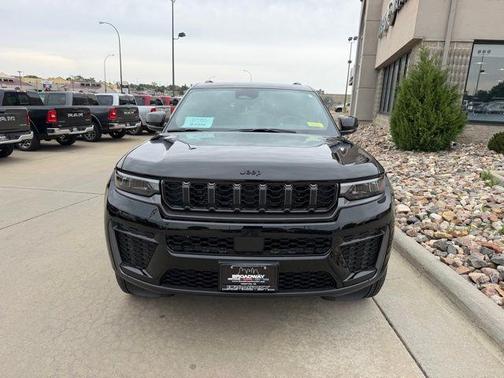 Diamond Black 2026 Jeep Grand Cherokee L Laredo