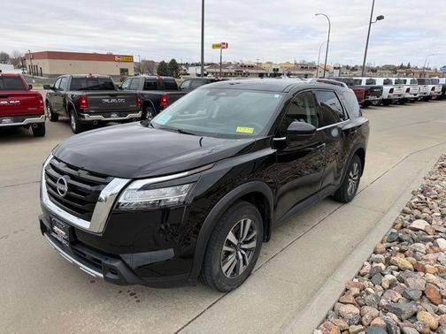 2024 Nissan Pathfinder SL