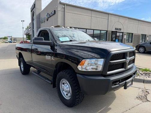 Brilliant Black Crystal Pearlcoat 2018 RAM 2500 Tradesman