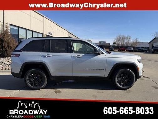 2025 Jeep Grand Cherokee Laredo