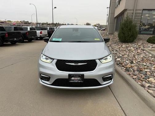 2026 Chrysler Pacifica Select AWD