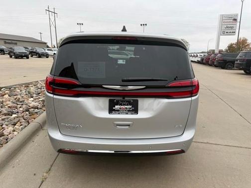 2026 Chrysler Pacifica Select AWD