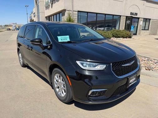 Brilliant Black Crystal Pearlcoat 2023 Chrysler Pacifica Touring-L