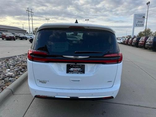 2026 Chrysler Pacifica Select AWD