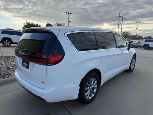 2026 Chrysler Pacifica Select AWD