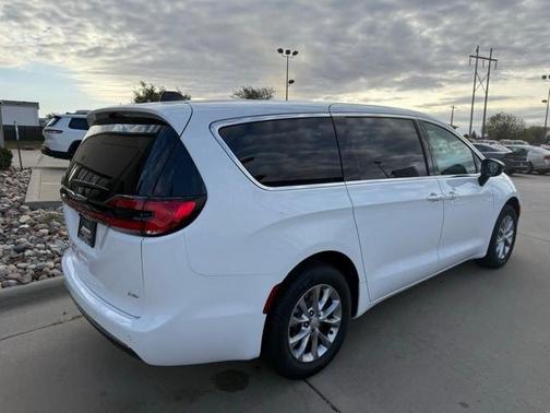 2026 Chrysler Pacifica Select AWD